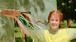 Foto: Porträt von Pippi mit Torte Foto: Porträt von Pippi mit Torte