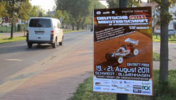 Foto: Plakat am Straßenrand Foto: Plakat am Straßenrand