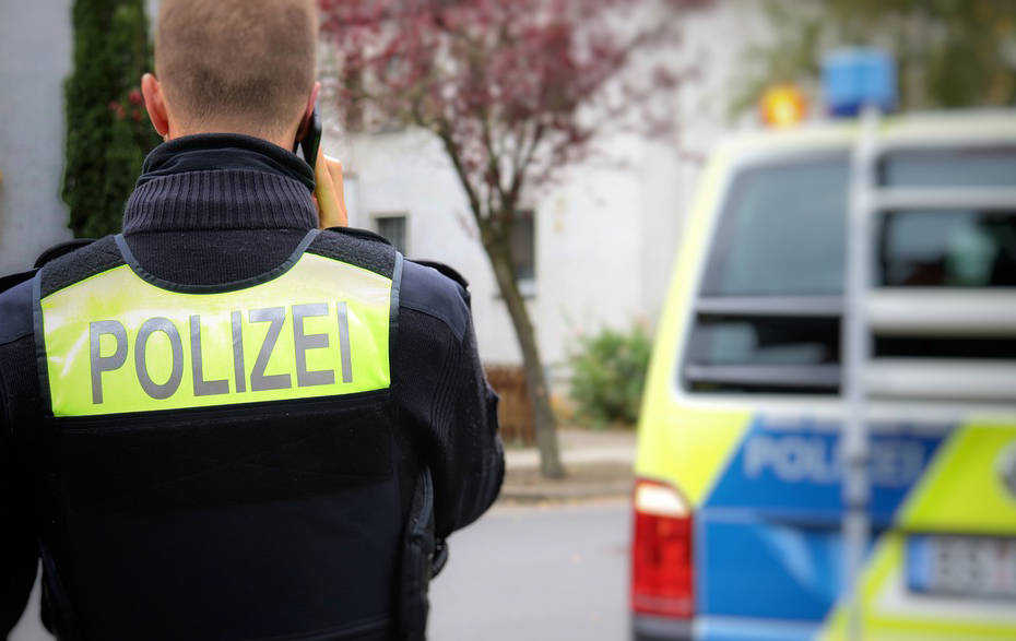 Foto: Polizist von hinten Foto: Polizist von hinten