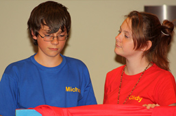 Foto: Mädchen und Junge im Gespräch Foto: Mädchen und Junge im Gespräch