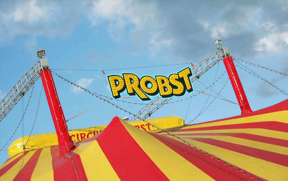Foto: Cirkuszelt mit dem Schriftzug Probst Foto: Cirkuszelt mit dem Schriftzug Probst