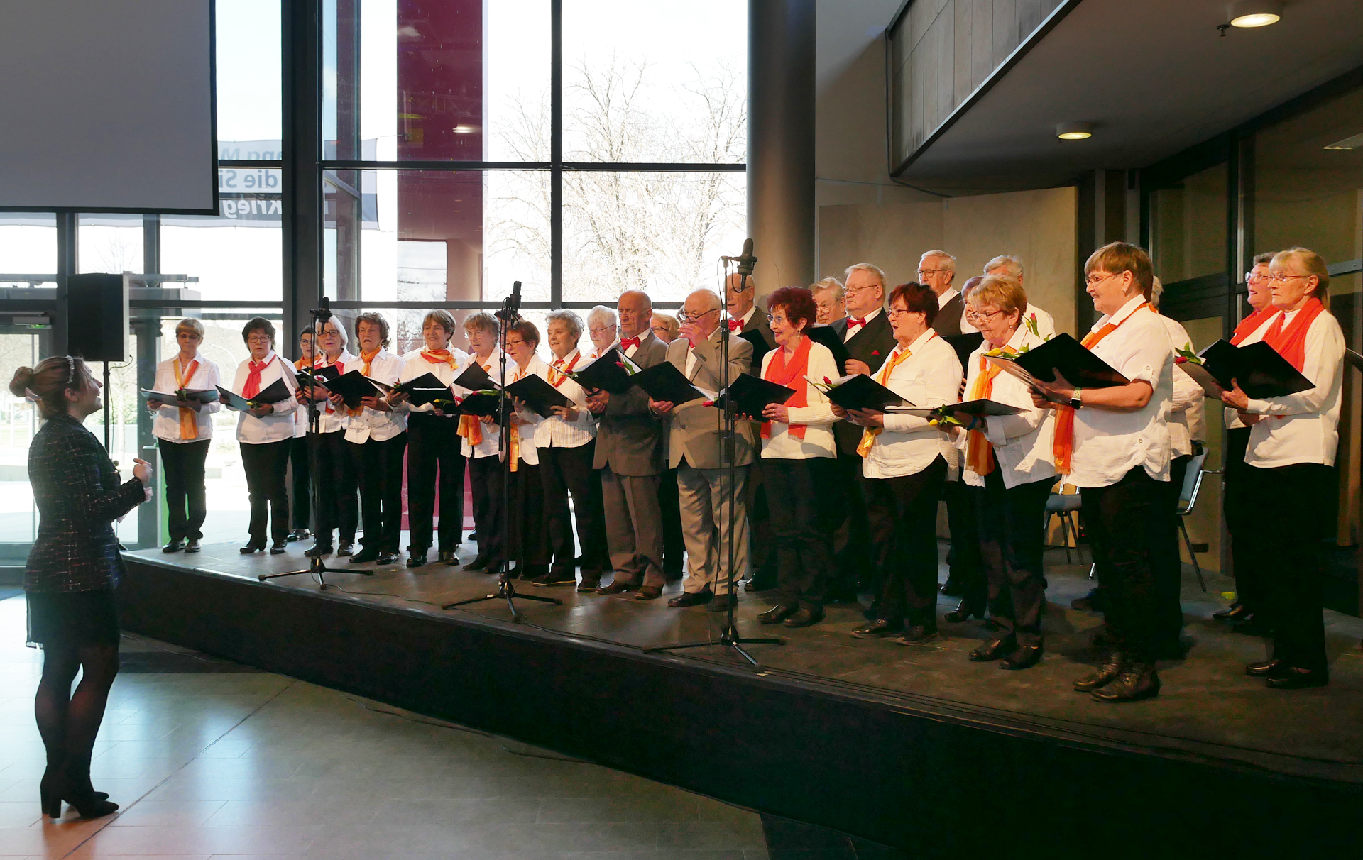 Foto: Chor auf der Bühne Foto: Chor auf der Bühne