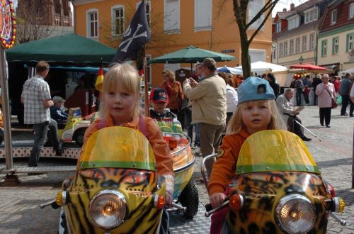 Foto: 2 Mädchen auf Kinderkarussell-Motorrädern