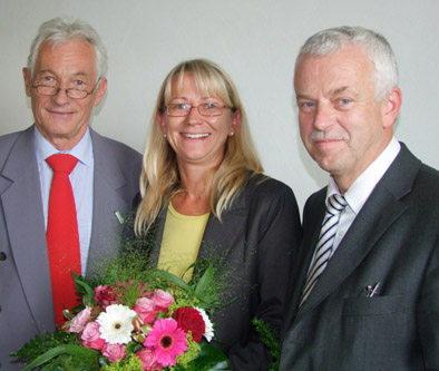 Foto: Porträt der drei Personen mit Blumenstrauß Foto: Porträt der drei Personen mit Blumenstrauß