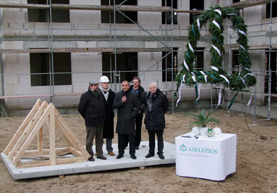 Foto: Richtkrone vor dem Rohbau Foto: Richtkrone vor dem Rohbau