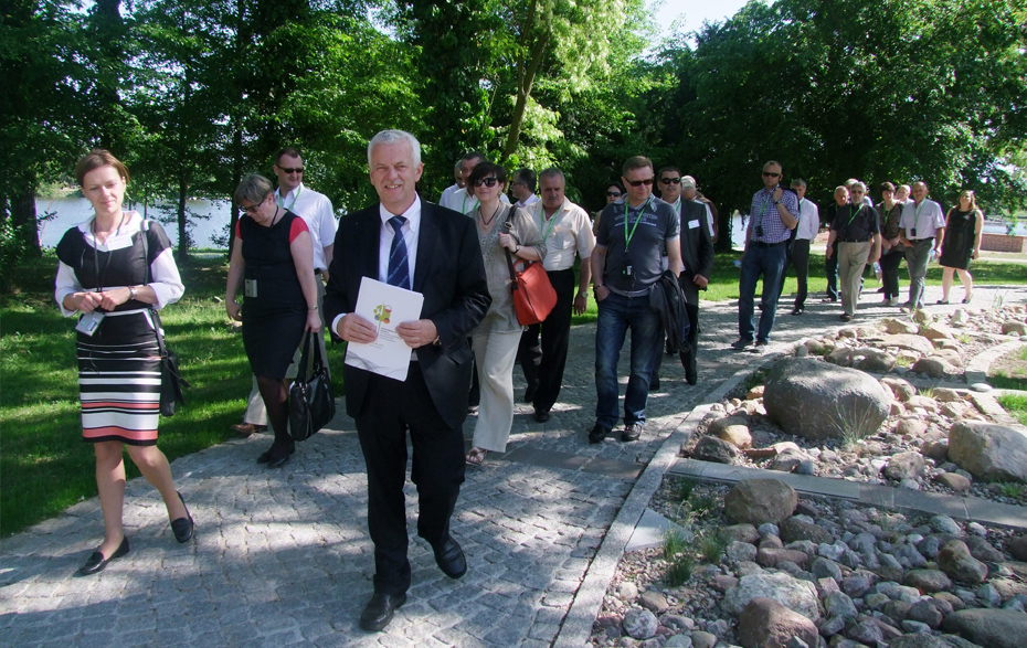 Foto: Bürgermeister J. Polzehl führt eine Gruppe von polnischen Besuchern den Steinernen Weg entlang. Foto: Bürgermeister J. Polzehl führt eine Gruppe von polnischen Besuchern den Steinernen Weg entlang.