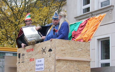 Foto: Narren in der Kiste staunen über die leere Kasse. Foto: Narren in der Kiste staunen über die leere Kasse.