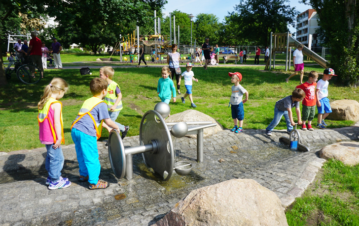 Foto: Wasserspiel am Uferweg