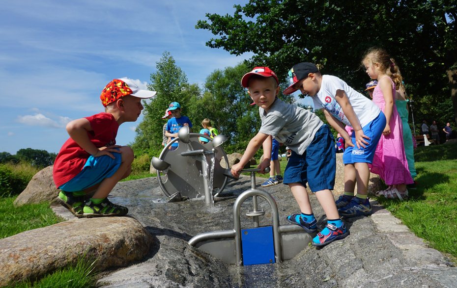 Foto: Kinder lassen dem Wasser ihren Lauf