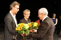 Foto: Verleihung des Ehrenpreises durch den Bürgermeister