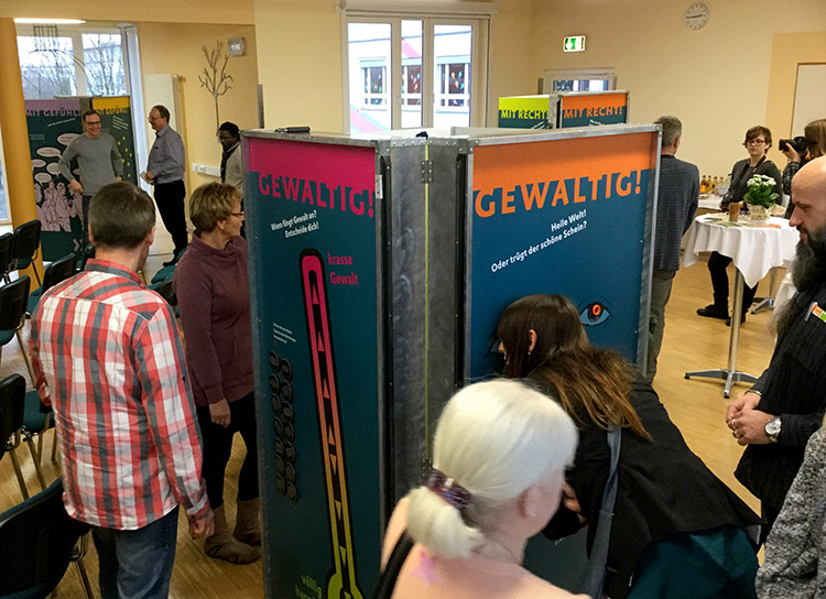 Foto: Personen informieren und beteiligen sich einer Ausstellungsstation. Foto: Personen informieren und beteiligen sich einer Ausstellungsstation.
