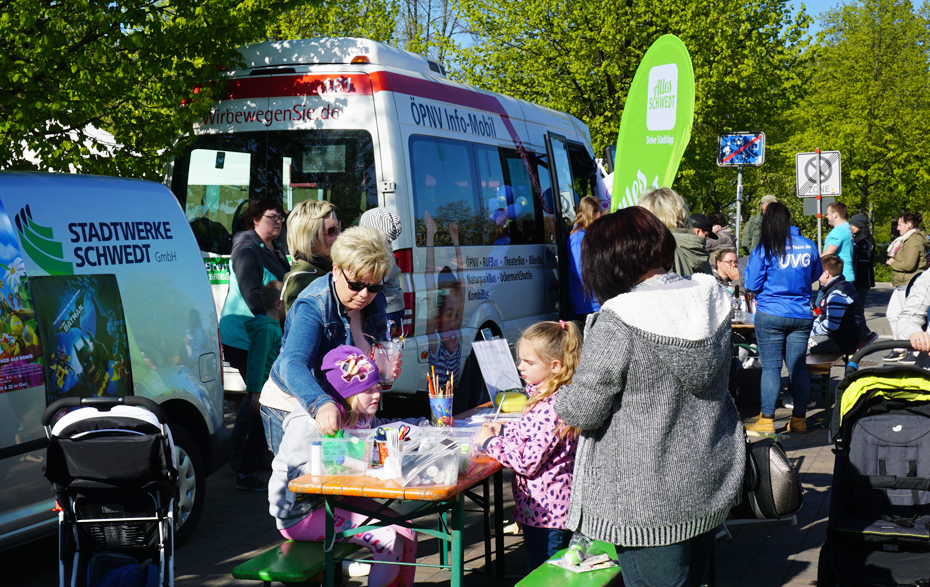 Foto: Bastel- und Informationsstände auf dem Alten Markt Foto: Bastel- und Informationsstände auf dem Alten Markt