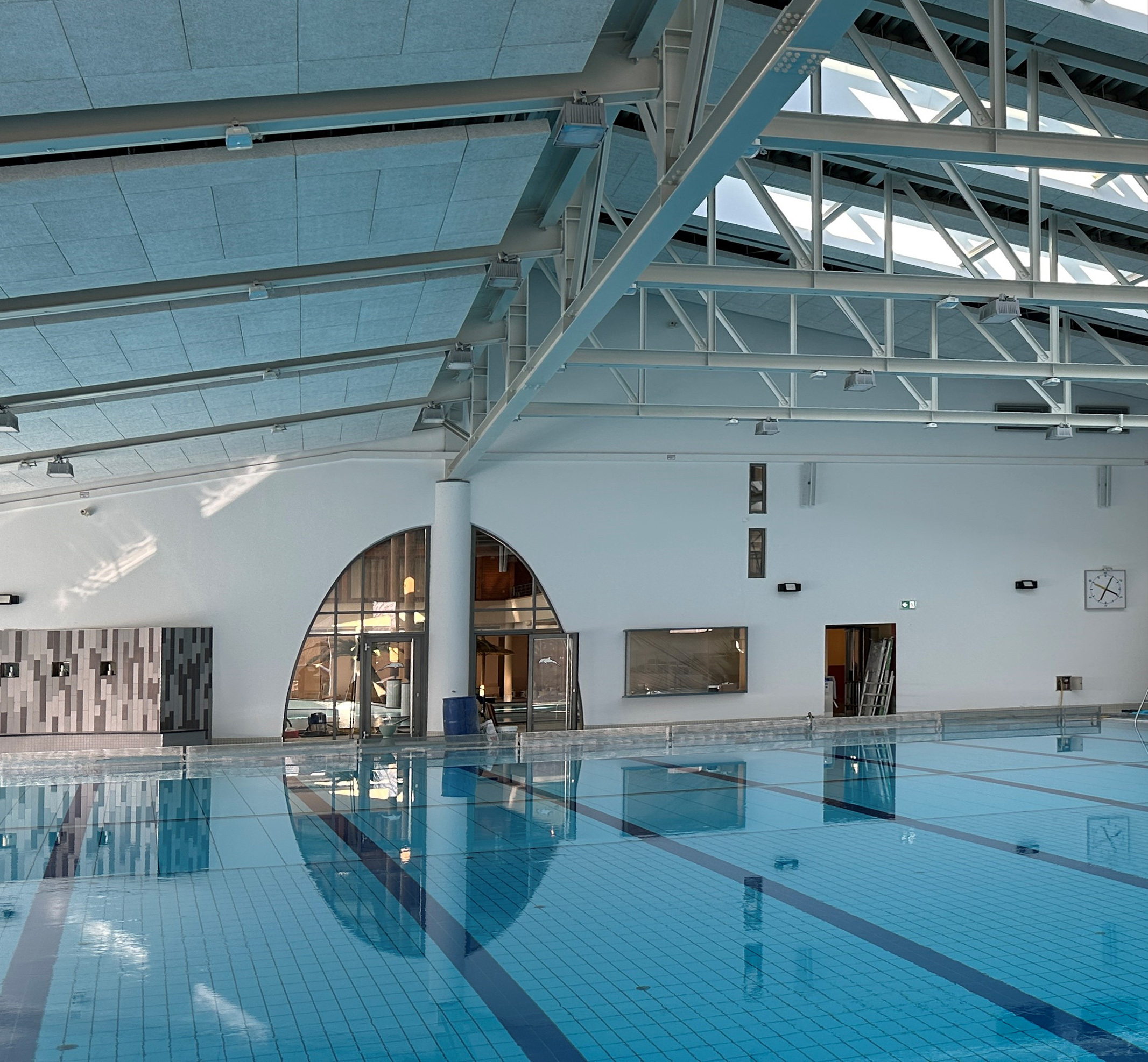 Foto: gefülltes Schwimmbecken Foto: gefülltes Schwimmbecken