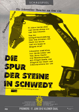 Das Plakat zeigt in großen Lettern den Titel des Stücks und eine Kurzbeschreibung zum Projekt Das Plakat zeigt in großen Lettern den Titel des Stücks und eine Kurzbeschreibung zum Projekt
