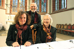 Foto: Porträt der 3 Künstler in einer Kirche Foto: Porträt der 3 Künstler in einer Kirche