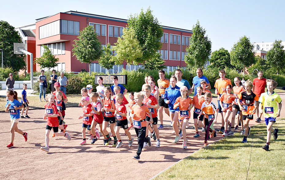Foto: Kinder beim Wettlauf auf dem Sportplatz Dreiklang Foto: Kinder beim Wettlauf auf dem Sportplatz Dreiklang