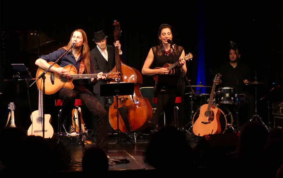 Foto: Band mit 3 Musikern und einer Musikerin Foto: Band mit 3 Musikern und einer Musikerin