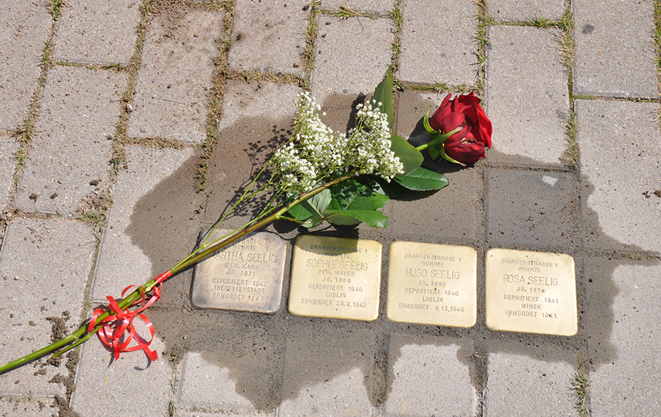 Foto: 4 Stolpersteine und eine rote Rose Foto: 4 Stolpersteine und eine rote Rose
