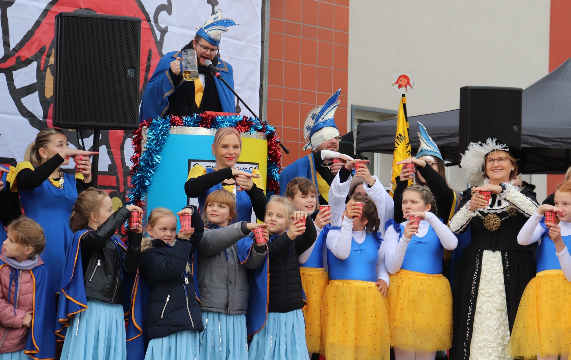 Foto: Karnevalisten und ein Büttenredner Foto: Karnevalisten und ein Büttenredner