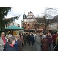 Foto: Viele Menschen auf dem Vierradener Platz