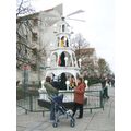 Foto: Mutter mit Kind auf dem Arm betrachtet die große Pyramide.