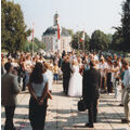Foto: Blick aus dem Rathaus auf eine Hochzeitsgesellschaft, im Hintergrund der Berlischky-Pavillon