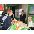  Foto: Jungs mit Standbetreuerinnen im Gespräch