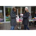 Foto: 2 Besucherinnen der Weihnachtsmeile