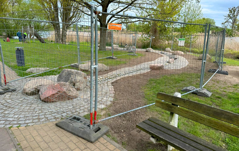 Foto: eingezäunter Wasserspielplatz Foto: eingezäunter Wasserspielplatz