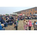 Foto: viele Personen auf dem Gutshof