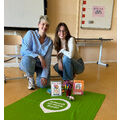 Foto: 2 Frauen mit Werbeartikeln