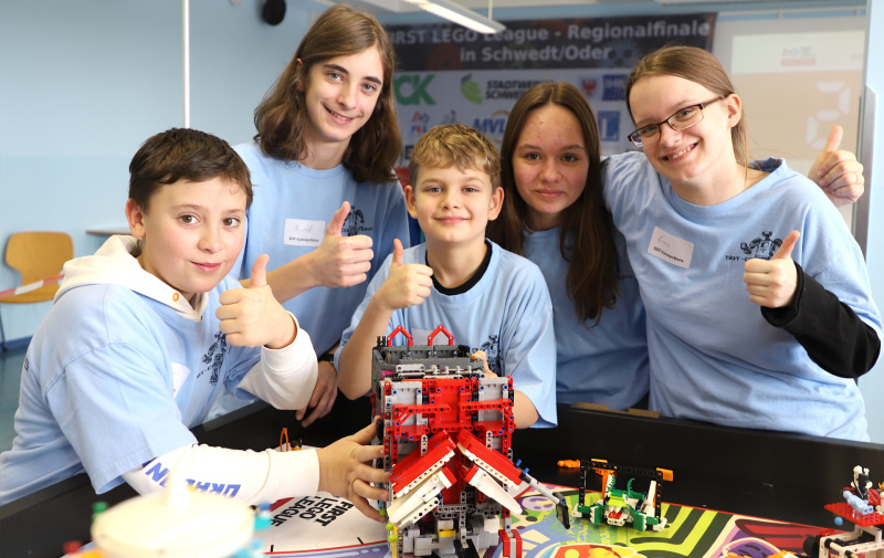 Foto: Team mit seinem Roboter Foto: Team mit seinem Roboter