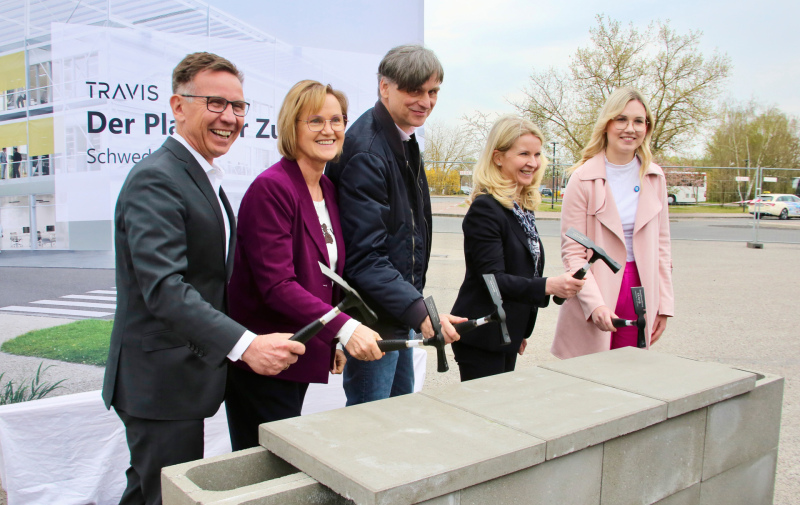 Foto: 5 Personen mit Hammer Foto: 5 Personen mit Hammer