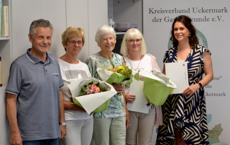 Gruuppenfoto: 5 Personen mit Blumensträußen und Urkunden Gruuppenfoto: 5 Personen mit Blumensträußen und Urkunden