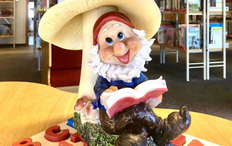 Foto: Lesezwerg liest Ostergeschichten Foto: Lesezwerg liest Ostergeschichten