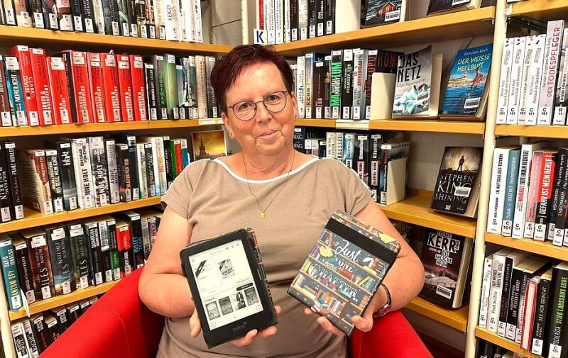 Foto: Frau Günther mit eBook-Reader Foto: Frau Günther mit eBook-Reader