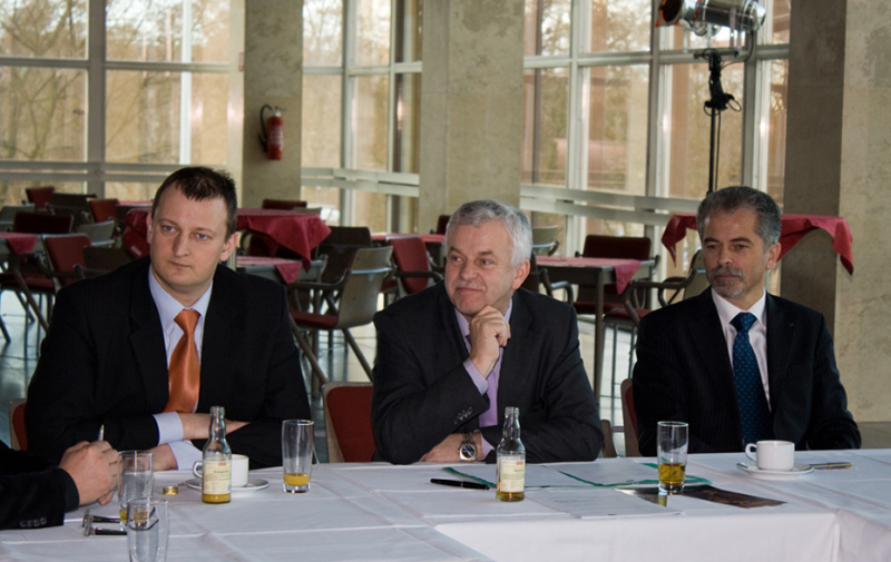 Foto vom Pressegespräch am 4. März 2010: Jakub Szumin, Jürgen Polzehl, Adam Fedorowicz Foto vom Pressegespräch am 4. März 2010: Jakub Szumin, Jürgen Polzehl, Adam Fedorowicz