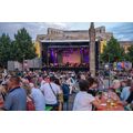 Foto: Sinfonieorchester auf der Bühne mit Publikum davor