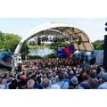 Foto: Bühne mit Orchester und voll besetzen Besucherplätzen