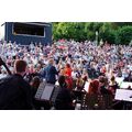 Foto: voll besetze Besucherplätze