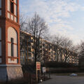 Foto: Juliusturm und Wohnblock am Morgen
