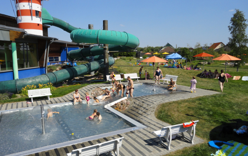 Foto: Spielende Kinder in Planschbecken und Blick zur Liegewiese. Foto: Spielende Kinder in Planschbecken und Blick zur Liegewiese.
