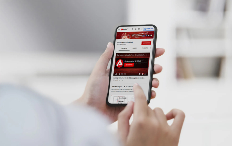Foto: YouTube-Kanal der Arbeitsagentur auf dem Handy Foto: YouTube-Kanal der Arbeitsagentur auf dem Handy