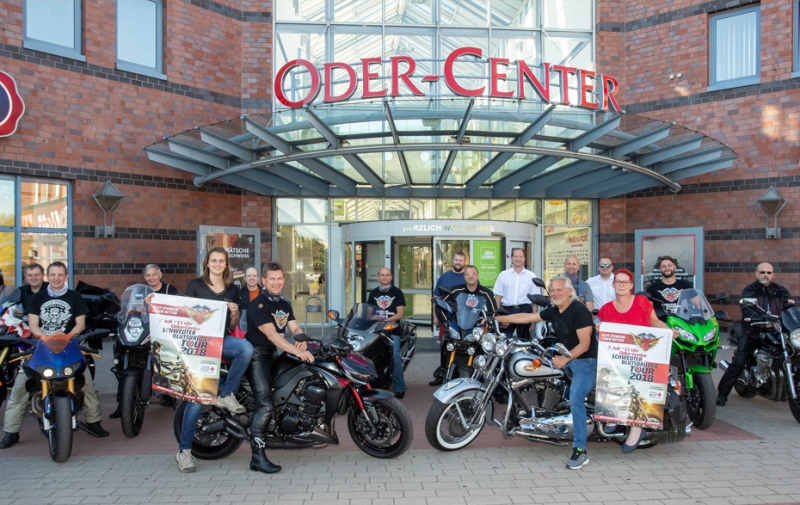 Gruppenfoto mit Bikern vor dem Oder-Center Gruppenfoto mit Bikern vor dem Oder-Center