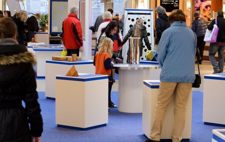 Foto: Experimentierstationen im Einkaufscenter Foto: Experimentierstationen im Einkaufscenter