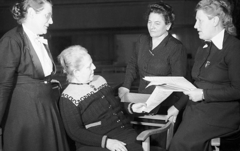 altes Schwarz-Weiß-Foto: 4 Frauen altes Schwarz-Weiß-Foto: 4 Frauen