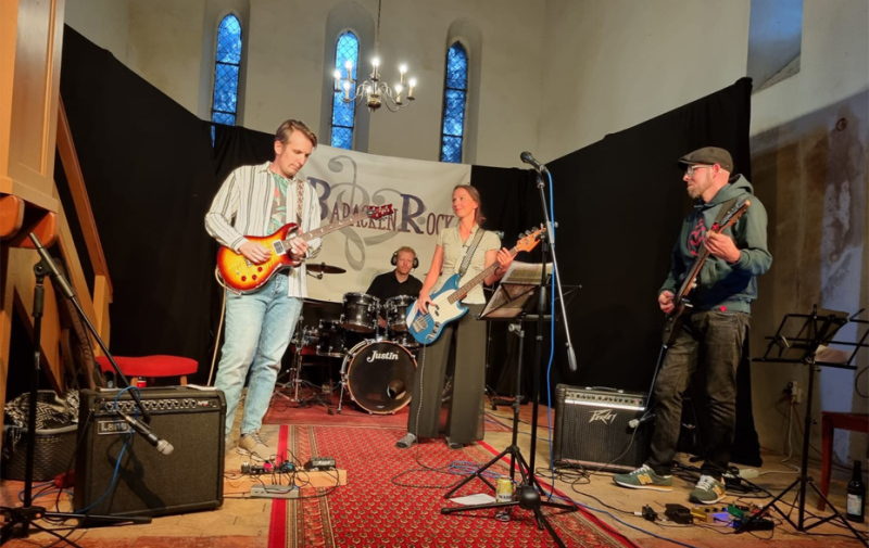Foto: 4-köpfige Band spielt in der Kirche Foto: 4-köpfige Band spielt in der Kirche