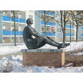 Foto vom 14. März 2013: Skulptur auf dem Sockel in schneebedeckter Grünanlage Foto vom 14. März 2013: Skulptur auf dem Sockel in schneebedeckter Grünanlage