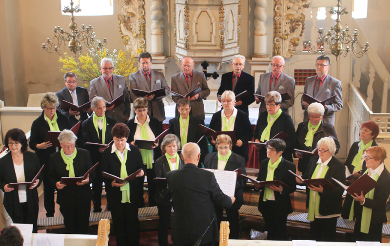 Foto: Chor auf der Bühne Foto: Chor auf der Bühne