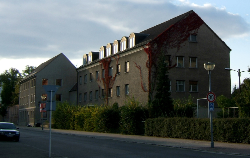 Zwei Gebäude in der Karl-Marx-Straße Zwei Gebäude in der Karl-Marx-Straße